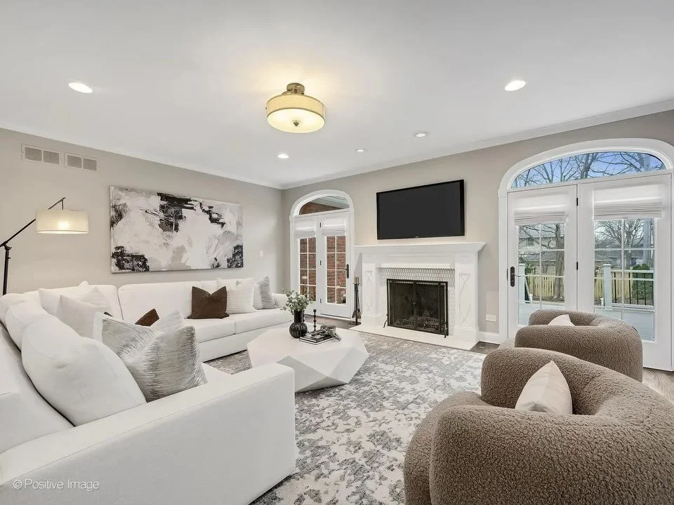 Looking in Western Springs? Don&rsquo;t pass up a chance to bid on 4636 Lawn Ave! Our up to date furniture really transformed the vibe of this home 😊 
#stagedbypslehman #chicagolandstaging #curvedfurnituretrend #boucle