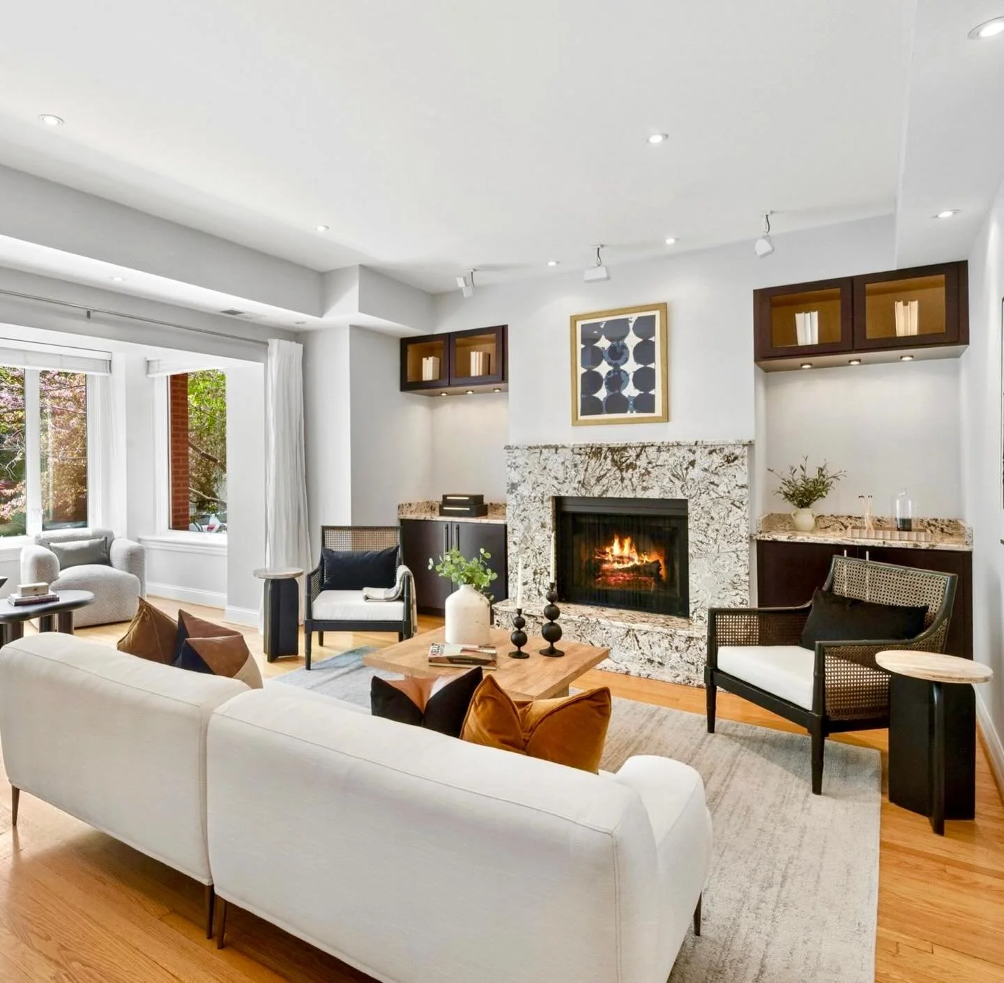 916 W. Carmen is on the private for just a few more days&hellip;.contact agent Susannah Ribstein to get your clients in for a tour soon. 🔥🔥🔥 
#stagedbypslehman #stagingfurniture #cozinessoverload