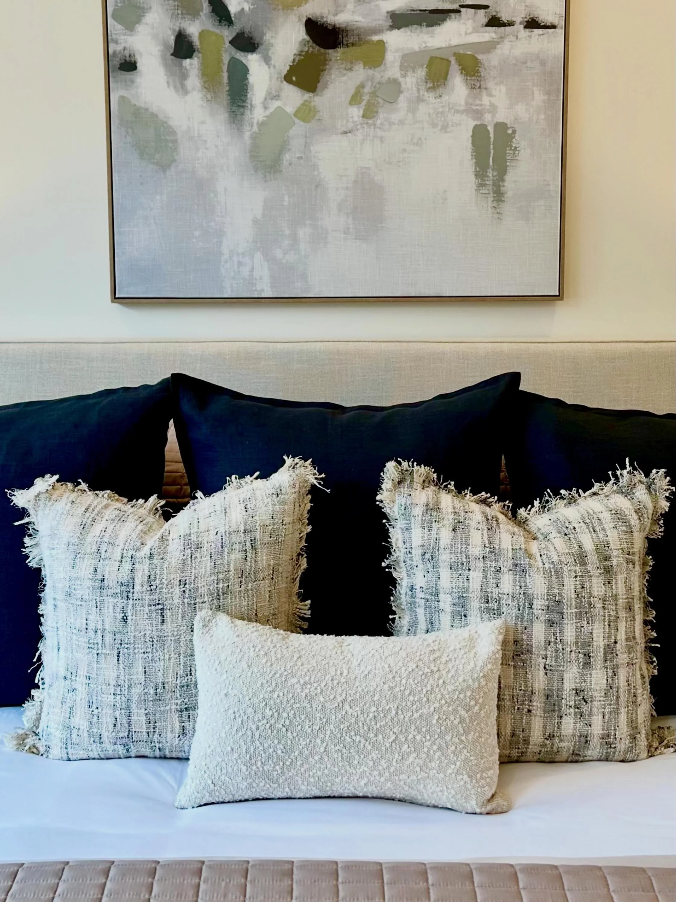 Just looking at our perfectly staged beds puts buyers at ease😌
#stagedtosell #relaxing #luxurybedding #stagedbypslehman
