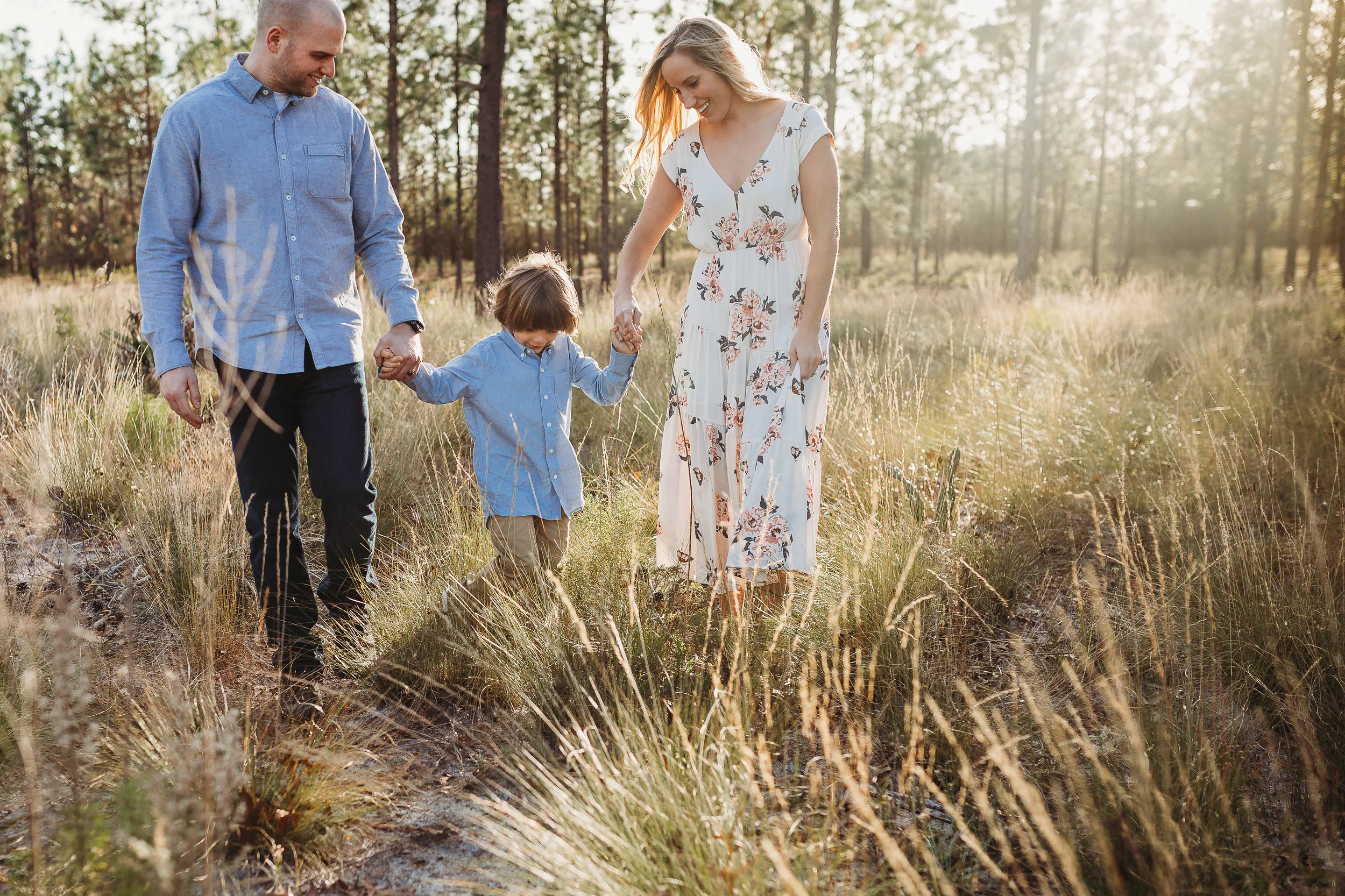 Lake Mary Family Photographer and what to wear to a family photoshoot in a field