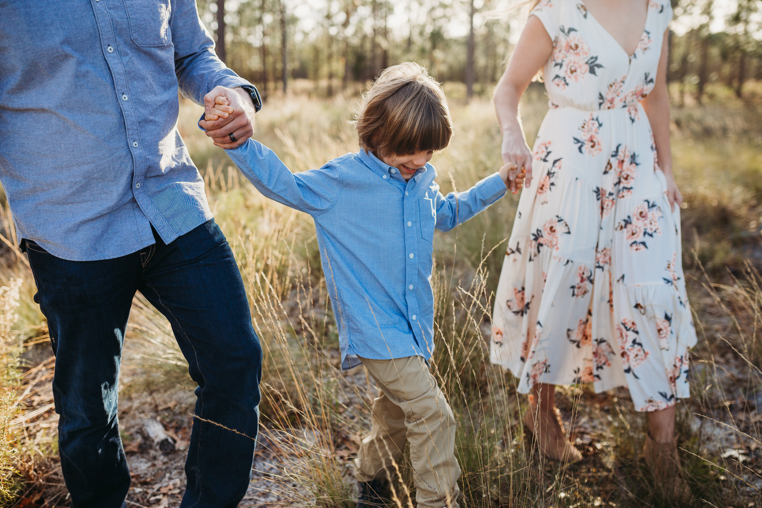 Lake Mary Family Photographer and what to wear to a family photoshoot in a field