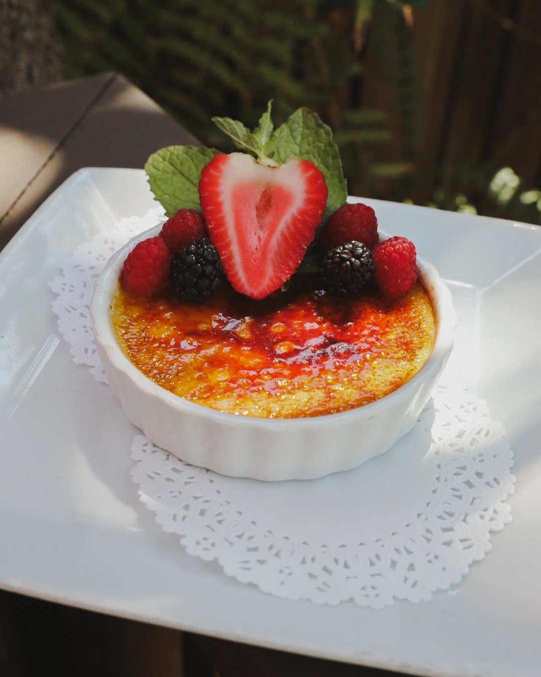 Satisfy your sweet tooth with our Vanilla Bean Creme Br&ucirc;l&eacute;e🍓

The soft, rich custard topped with caramelized sugar and fresh berries will leave you wanting more 😍