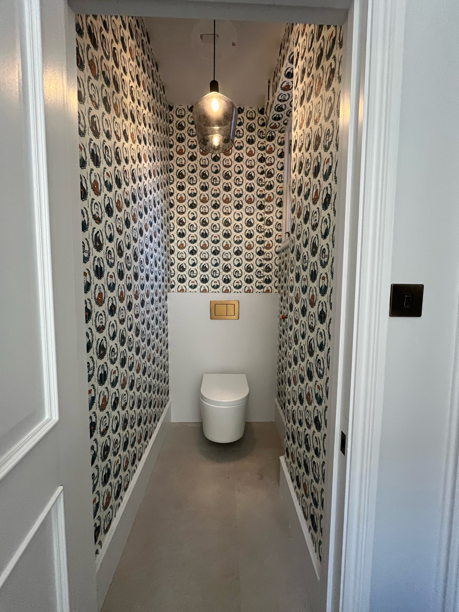 LONDON POWDER ROOM