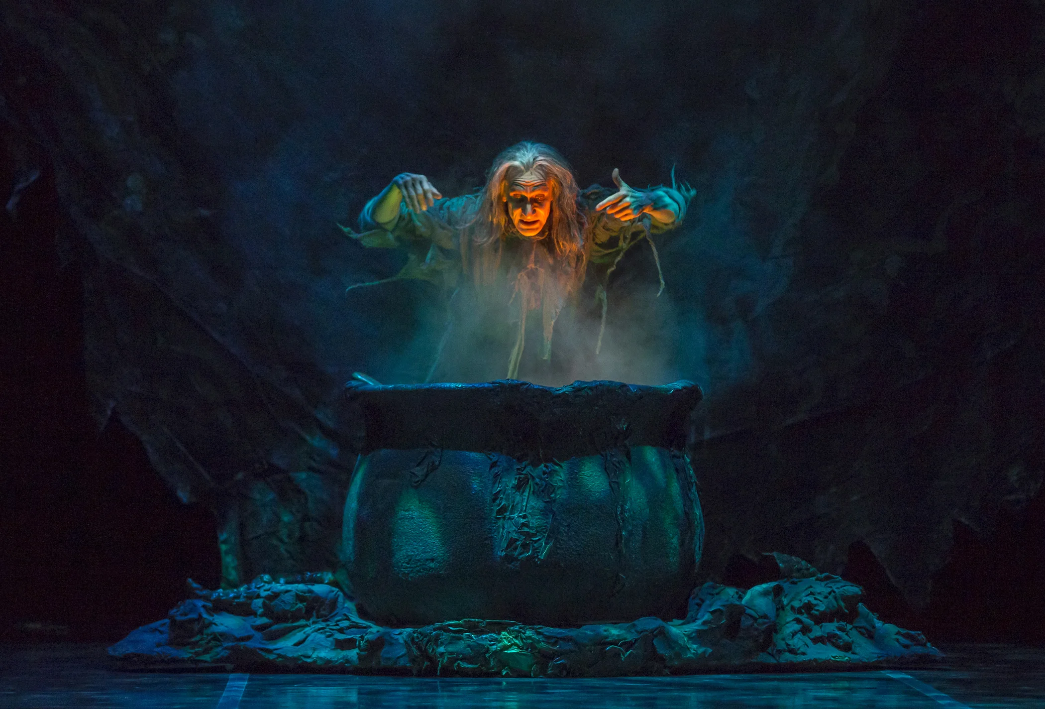Gregory-Gonzales-in-La-Sylphide-by-Mike-Watson.jpg