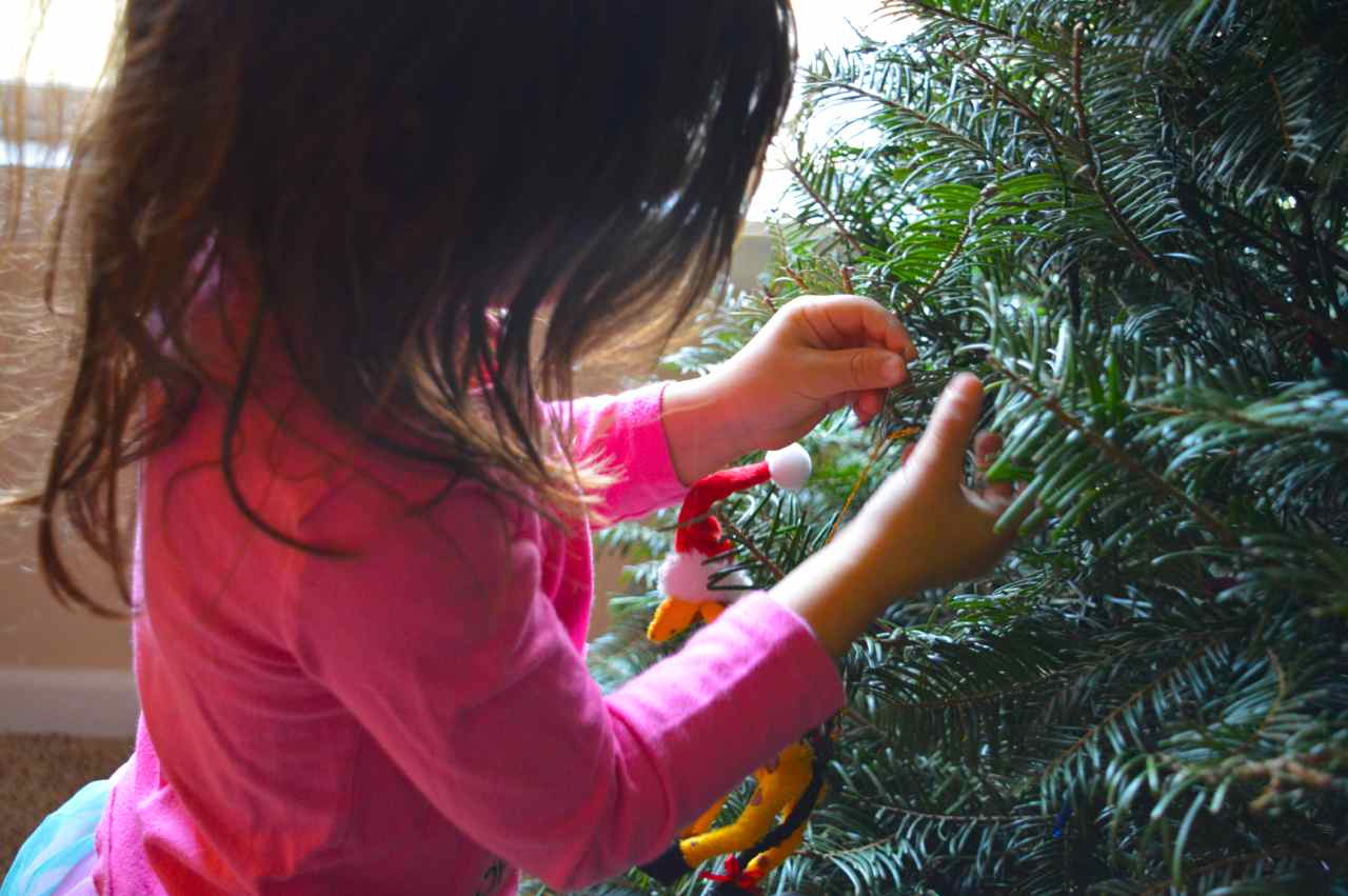 Christmas-decorating-with-toddlers-6.jpg