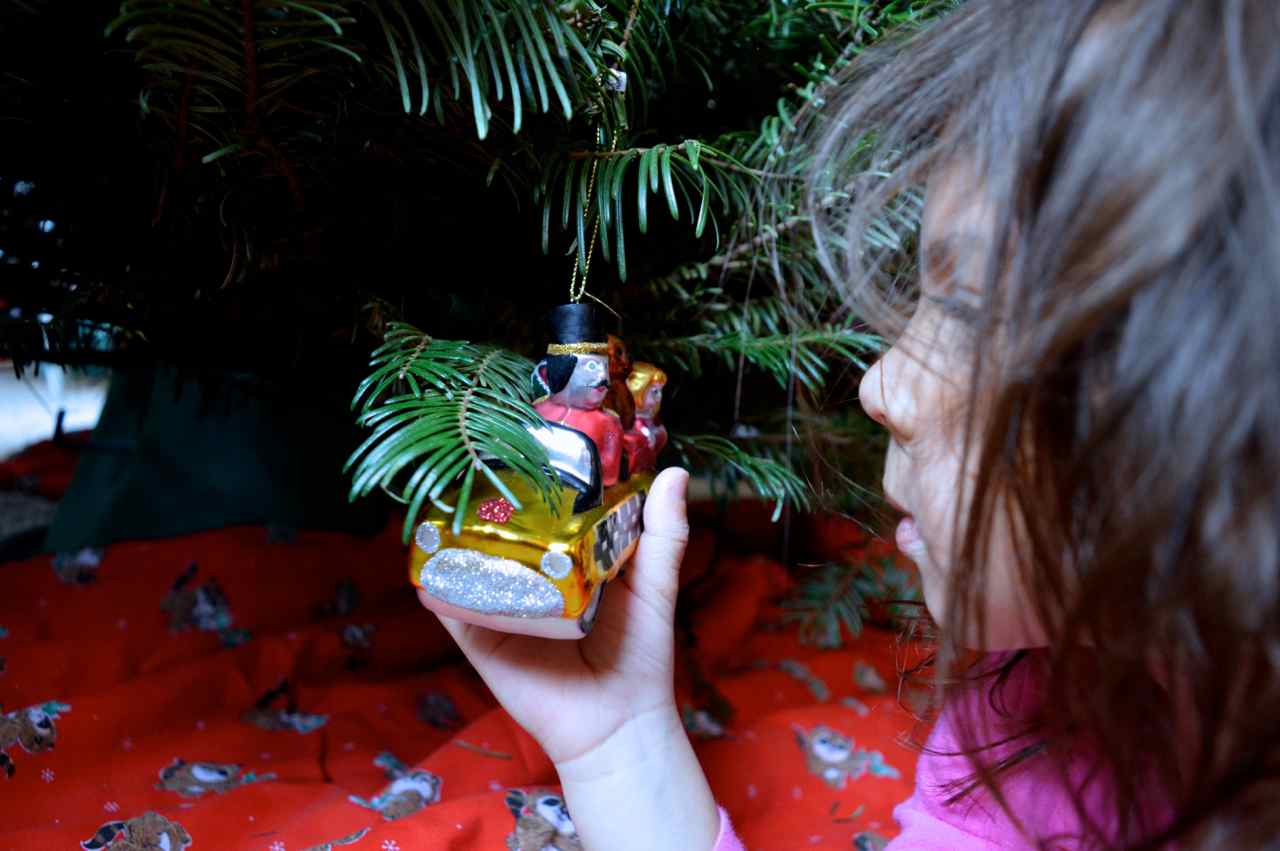 Christmas-decorating-with-toddlers-10.jpg