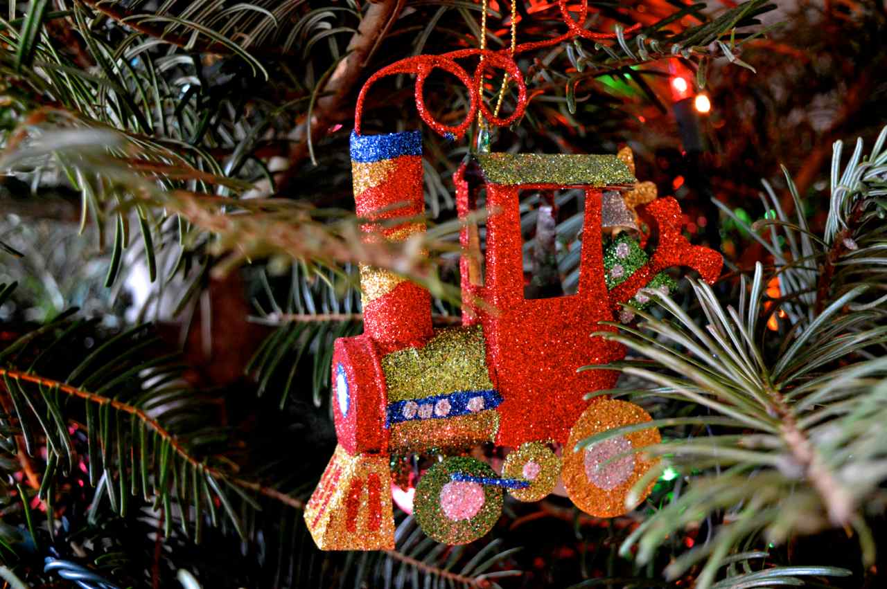 Christmas-decorating-with-toddlers-12.jpg