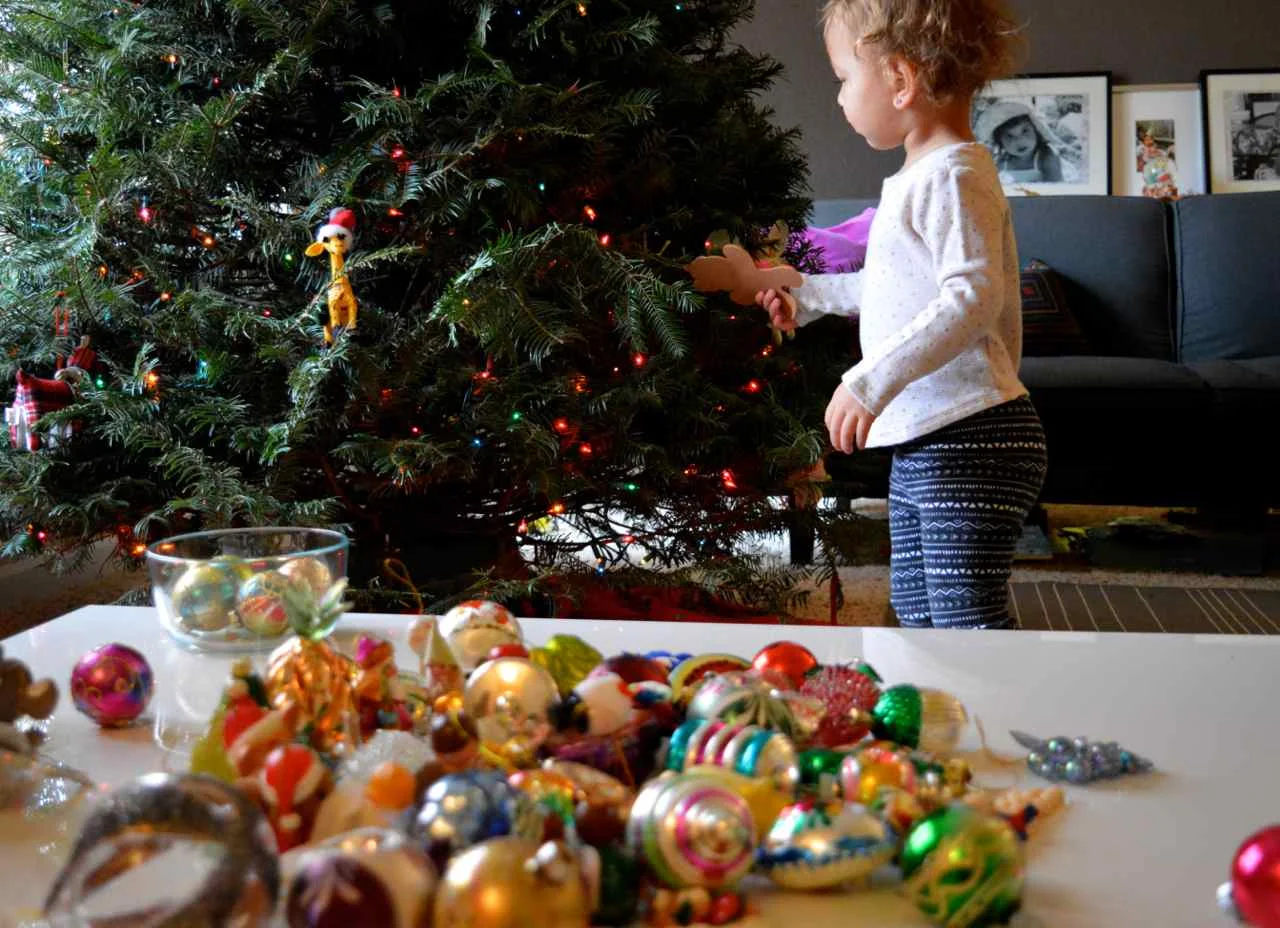 Christmas-decorating-with-toddlers-19.jpg