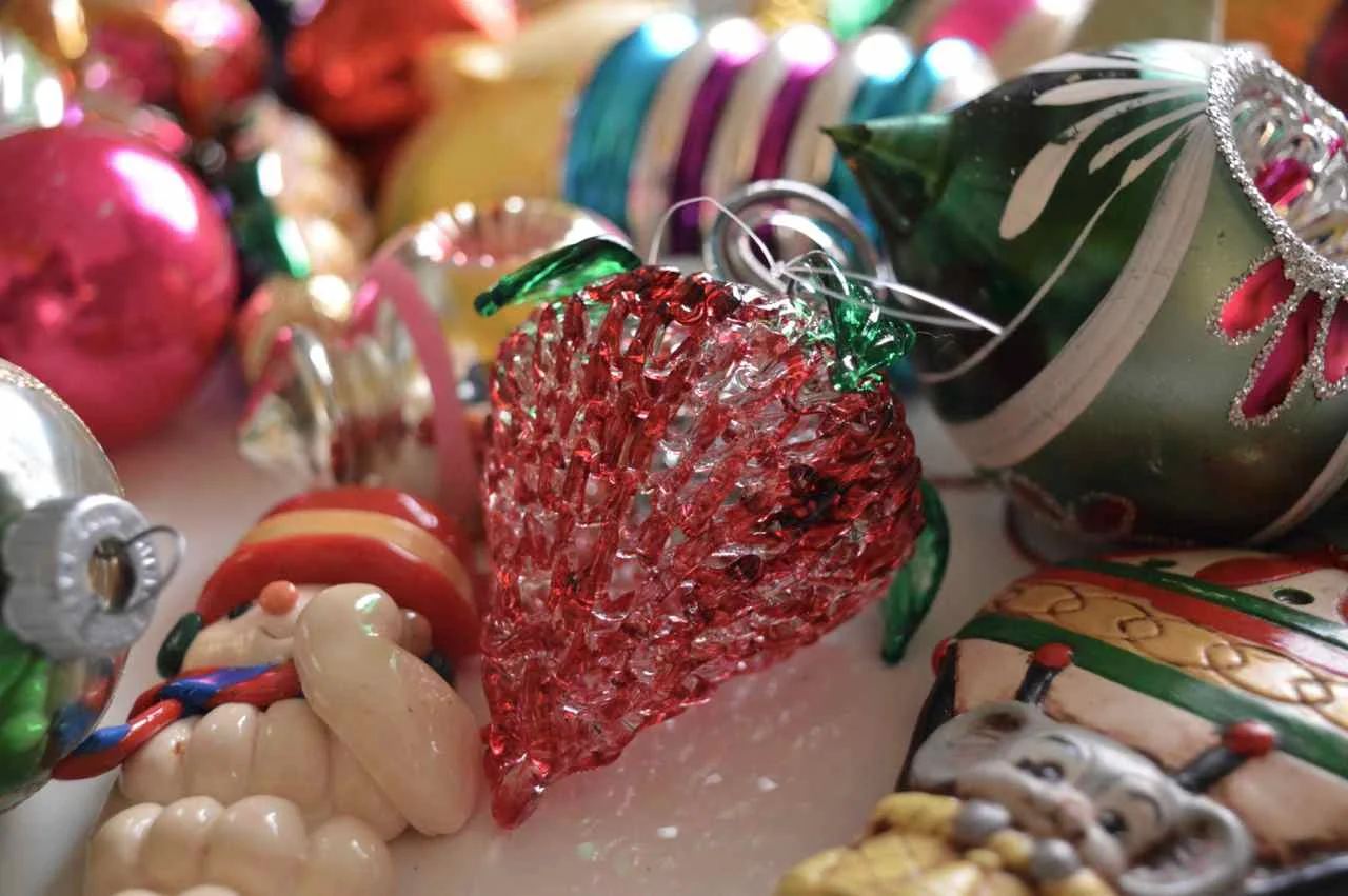 Christmas-decorating-with-toddlers-23.jpg