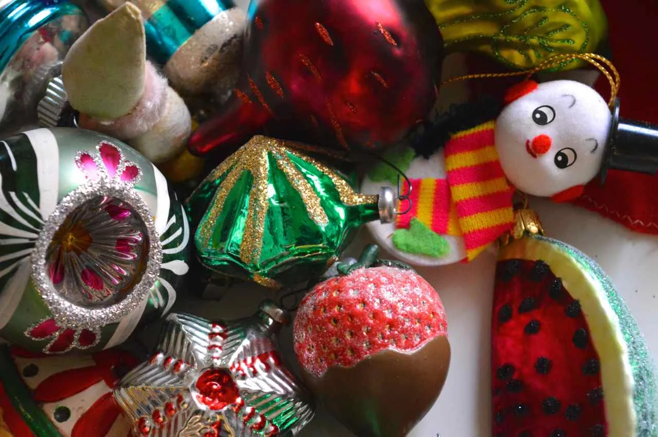 Christmas-decorating-with-toddlers-24.jpg
