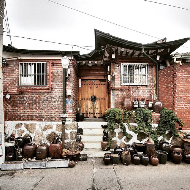 &bull; ok, let's start this new week with a new photo of my seoul series and a tasty coffee. have a good monday, guys! &bull;
&bull;
&bull;
&bull;
&bull;
&bull;
#korean_adventure #seoul #seoullovers #seoulmate #seoultrip #seoultravel #seoultour #trav