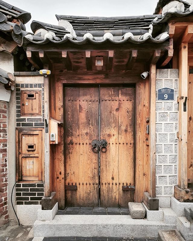 &bull; a #doortrait for today. happy sunday, guys. &bull;⠀⠀⠀⠀⠀⠀⠀⠀⠀
&bull;⠀⠀⠀⠀⠀⠀⠀⠀⠀
&bull;⠀⠀⠀⠀⠀⠀⠀⠀⠀
&bull;⠀⠀⠀⠀⠀⠀⠀⠀⠀
&bull;⠀⠀⠀⠀⠀⠀⠀⠀⠀
&bull;⠀⠀⠀⠀⠀⠀⠀⠀⠀
#korean_adventure #seoul #seoullovers #seoulmate #seoultrip #seoultravel #seoultour #travel_seoul #seou