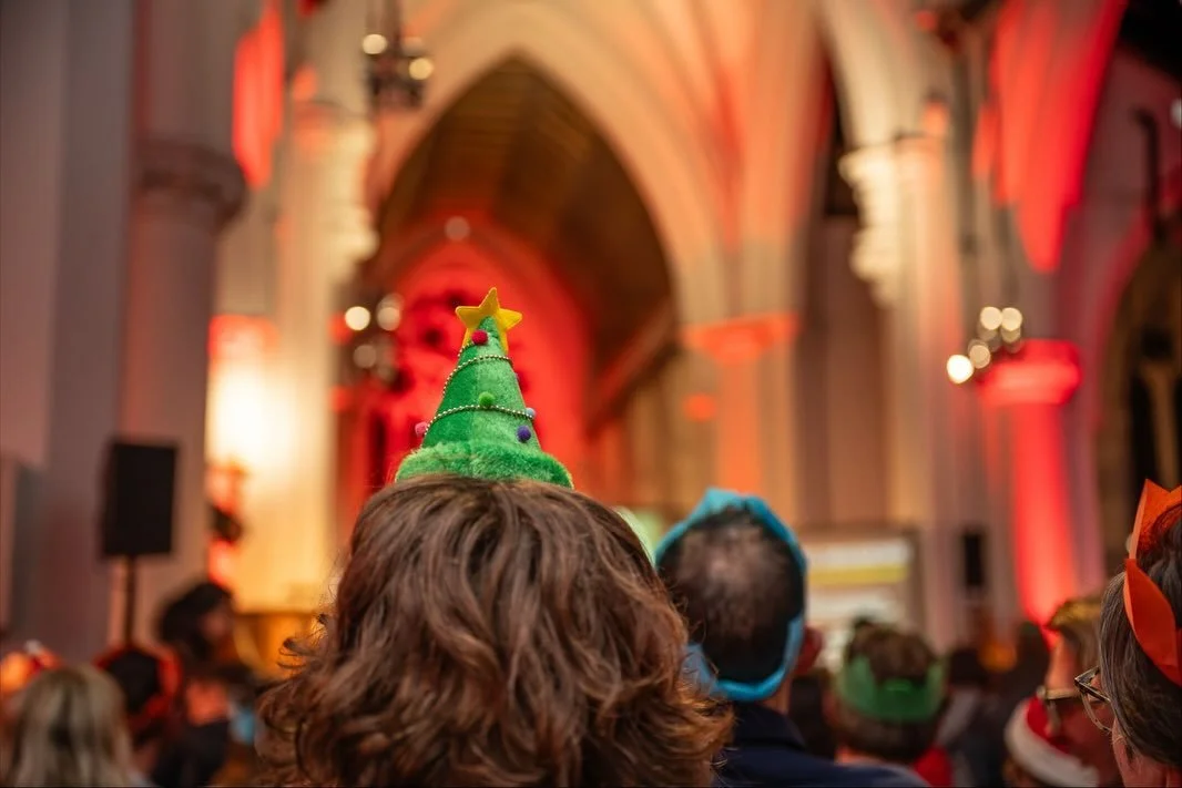 🎅🎄15 sleeps to go until Christmas madness returns to ORGANOKE! 🎶 🎙️ 

⛄️ Whilst we warm up the mulled wine, here&rsquo;s a look back on last year&rsquo;s Alternative Carol Service, santa hats at the ready!

Glorious glittering photos by @katehock