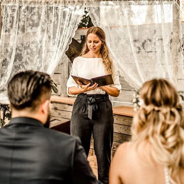 &laquo;You gave your promise to me and I gave mine to you &raquo; 💫

Beautiful Photography @claudia_gerhard 
#einzigartigemomente #freietrauung #traudichfrei #perfectlovesongs #sundaymood