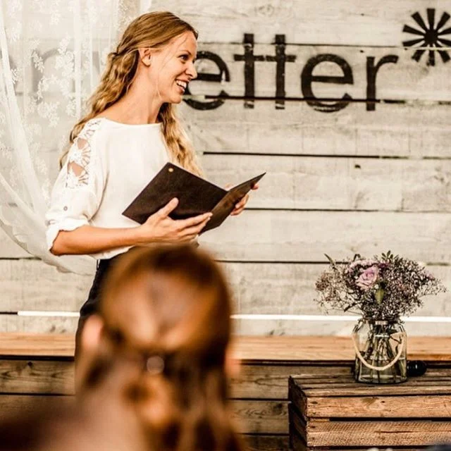 Hinter mir versteckt sich das Wort &bdquo;Sch&ouml;nwetter&ldquo;. Genau das genie&szlig;en wir heute noch! Jetzt beginnen die Hochzeiten in den Herbstfarben 🍁💐 Mehr wundersch&ouml;ne Fotos von @claudia_gerhard folgen in K&uuml;rze!💜 #traudichfrei
