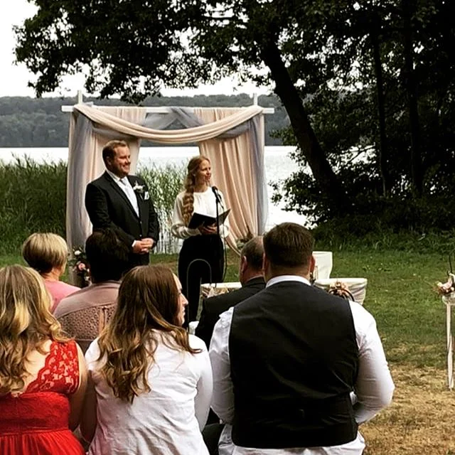 Letzten Samstag hatte ich die Freude, eine wundersch&ouml;ne Trauzeremonie am See leiten zu d&uuml;rfen. Geplant wurde die Hochzeit von Anne Baumann @agenturtraumhochzeit_berlinbrb! Anne hat wirklich ein wunderbares Organisationstalent bewiesen und e
