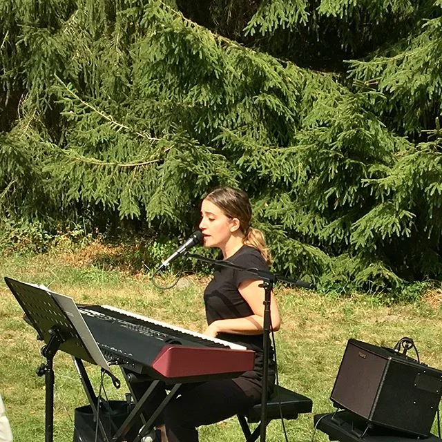 Das tolle an meinem Beruf ist, dass ich immer wieder wundervolle und talentierte neue Menschen kennenlernen darf! Gestern bekam ich G&auml;nsehaut von @tabeaelkarra &lsquo;s Stimme, als sie die Trauung mit ihrem Gesang begleitete! Nicht nur ein wahns