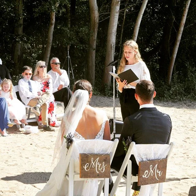 Eine gl&uuml;ckliche Liebe hat immer 3 Wurzeln: Bereitschaft, Vertrauen und Mut! 💜
#strandhochzeit #happycouple #freietrauung #traudichfrei #perfectwedding #barfuss