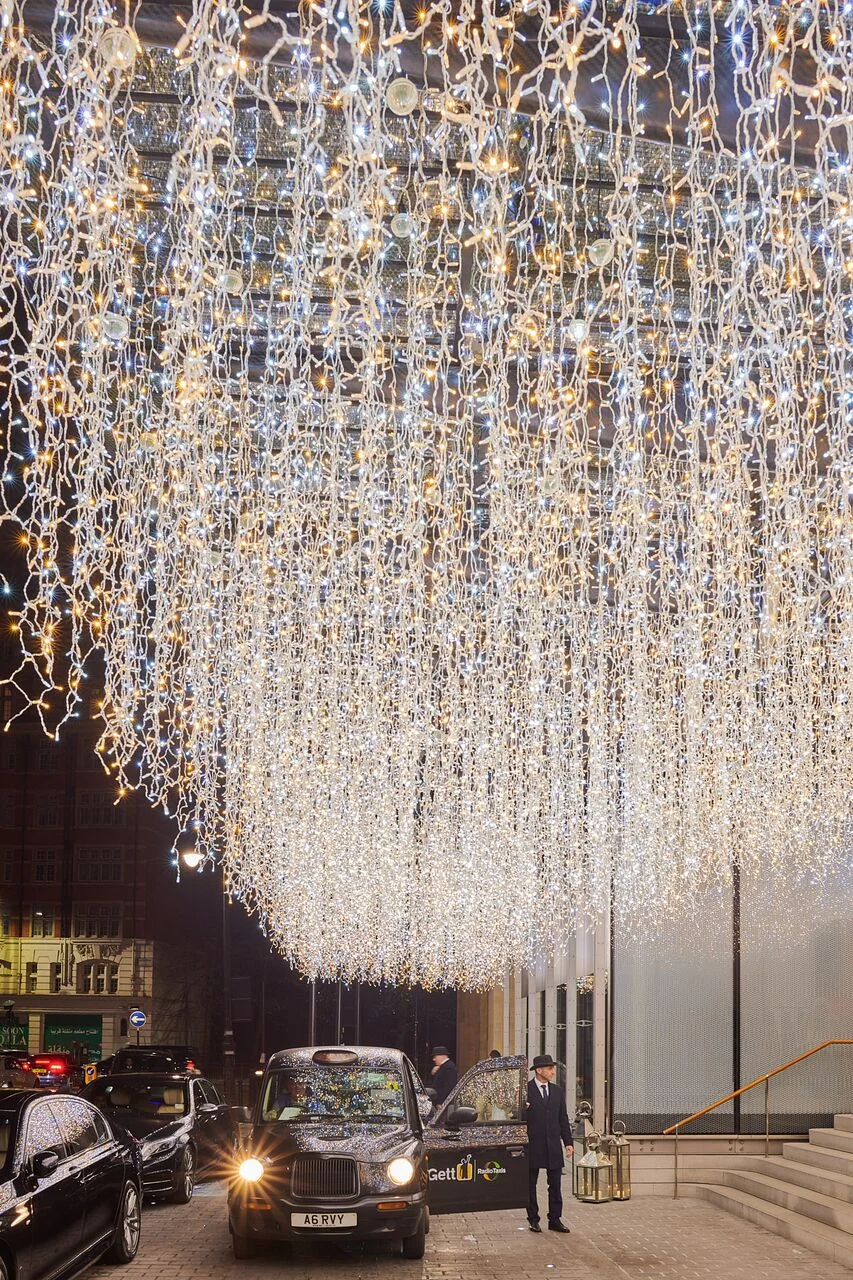 A FESTIVE LIGHT INSTALLATION DESIGNED BY ROGERS STIRK HARBOUR & PARTNERS IS UNVEILED AT THE BERKELEY