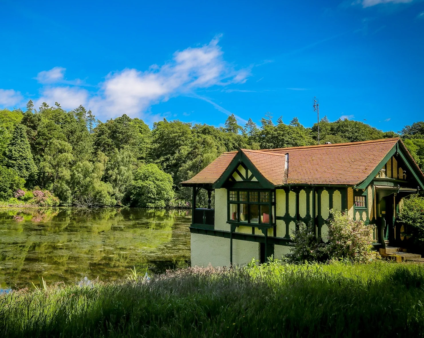 REVIEW: LUXURY STAY IN THE CHARMING BOATHOUSE AT DUNDAS CASTLE, EDINBURGH