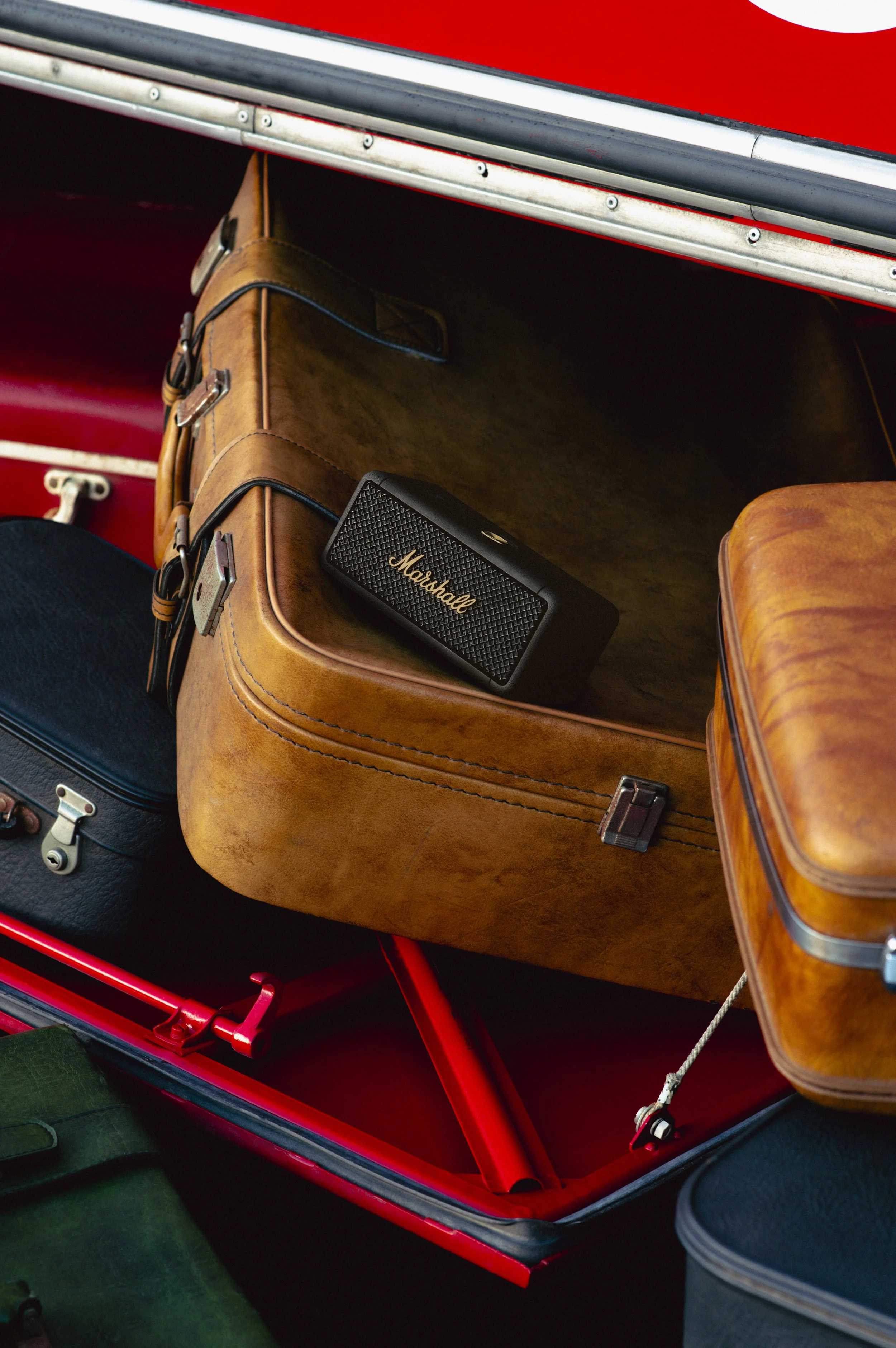 TRAVEL THE WORLD: ESSENTIAL ITEMS FOR FREQUENT TRAVELLERS