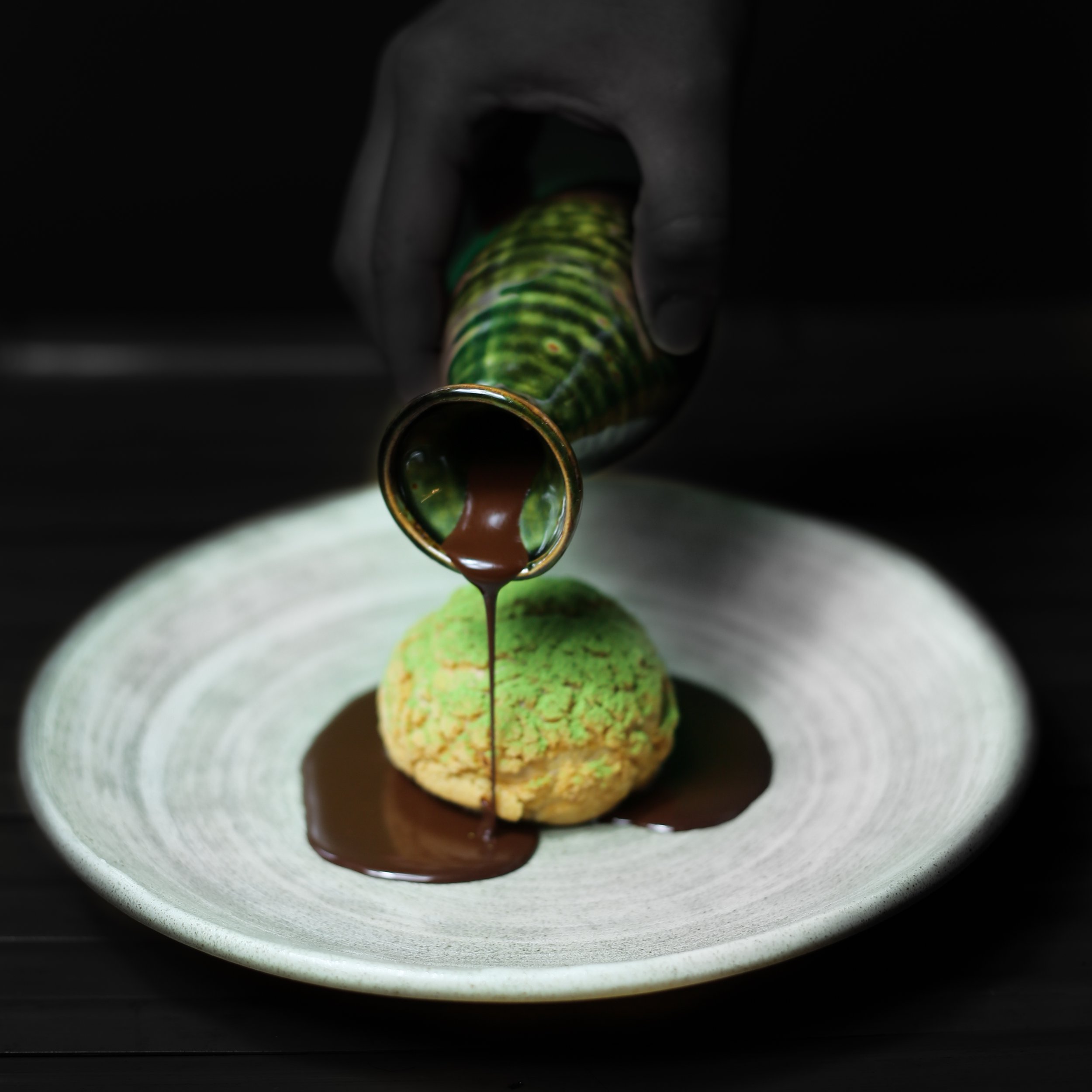 %22Shumarú - Choux com Matcha e Cumarú” - Matcha & tonka beans choux and chocolate sauce  3.jpg