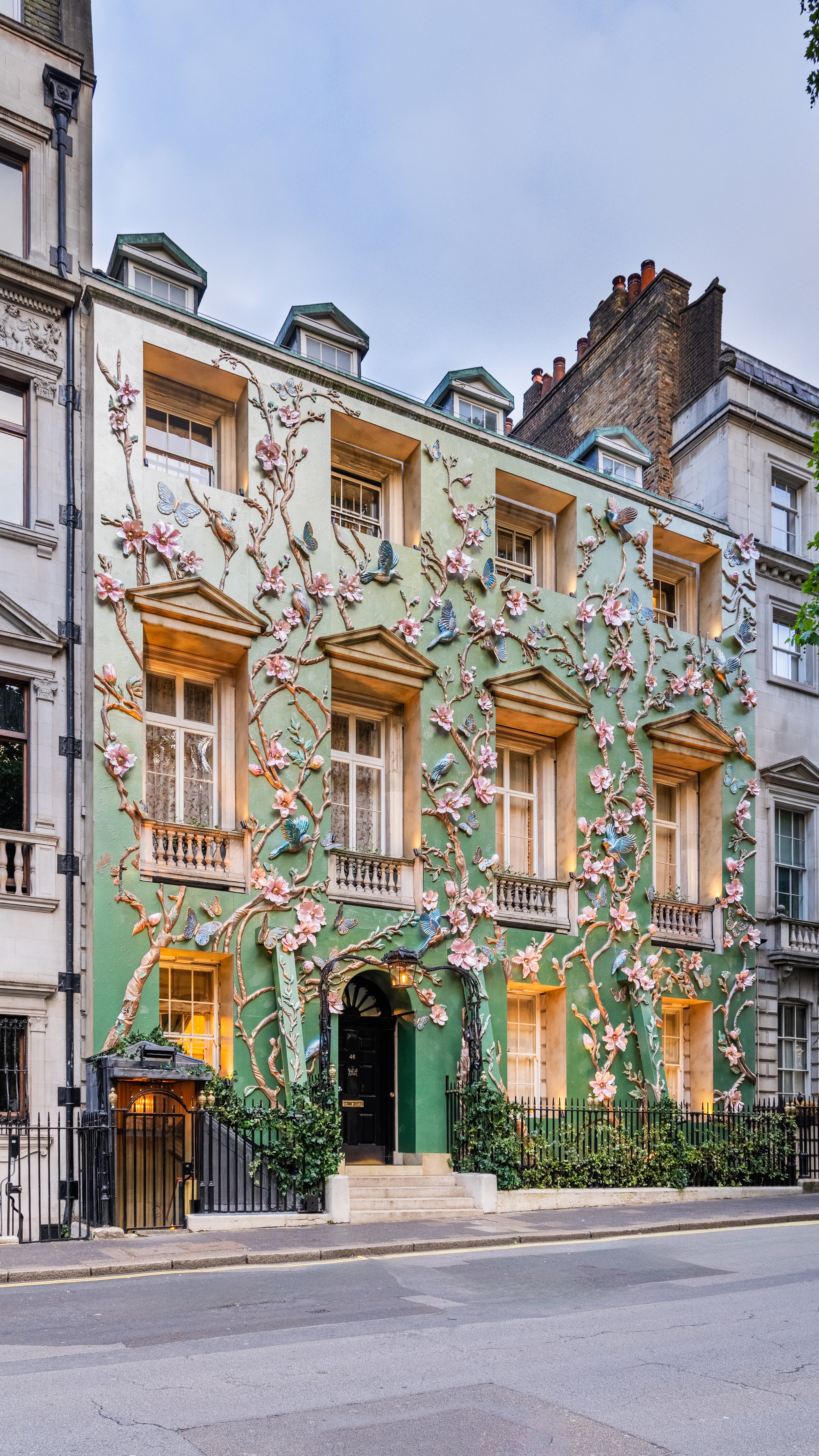 EYE-CATCHING FLORALS ON BERKELEY SQUARE: ANNABEL’S LATEST SEASONAL FAÇADE