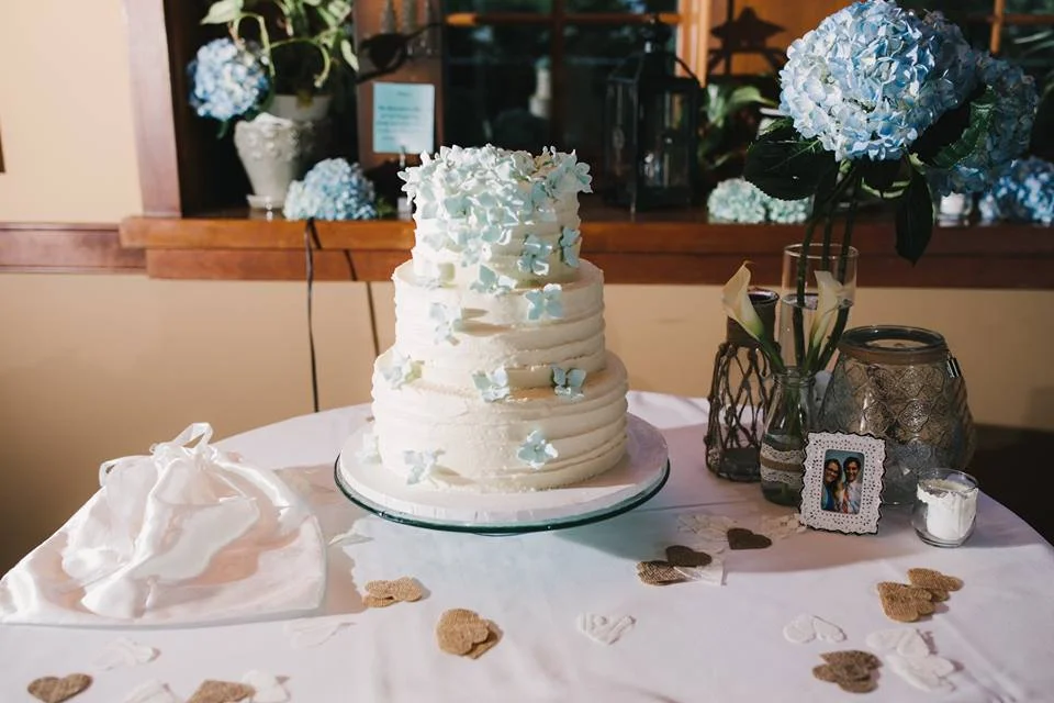 Venue & Cake: The Settler’s Inn , Florist: Michael's House of Flowers, Photographer: Melissa Michelle Photography