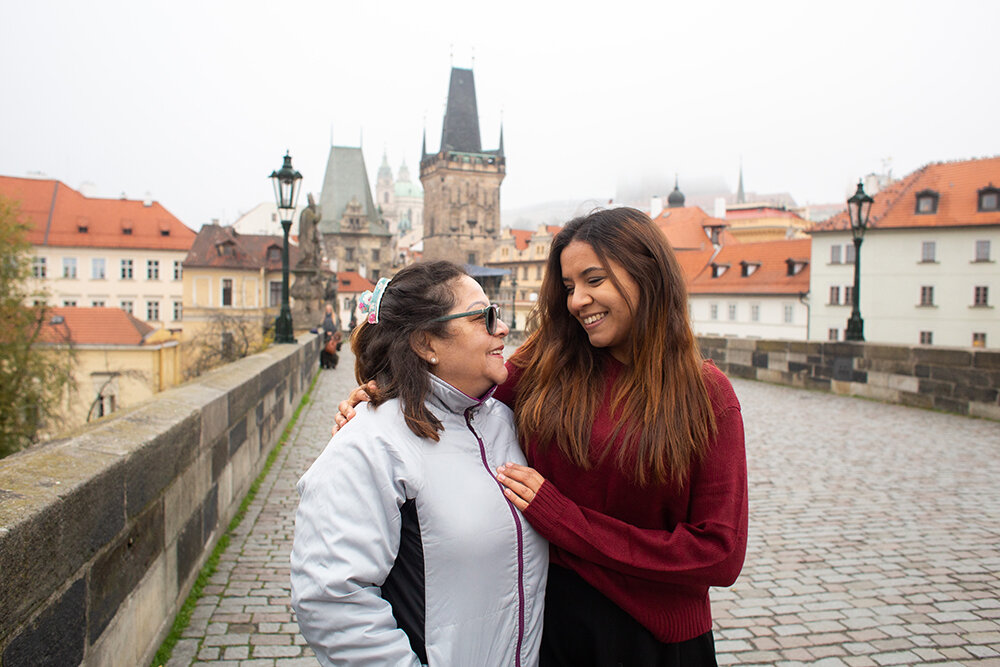 Martha e sua mãe Dina em Praga. Foto: Rosa do Fotos na Mala