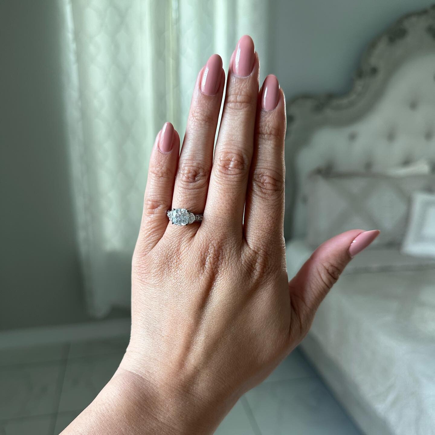 Your nails are a way to speak your style without having to say a word. 🤍

#09NailStudio #NailsBySkarlett  #sanantoniotx #nailtech #girlboss #bossbabe #smallbusiness #owner #natural #nails #only #nailcare #manicure #gel #polishgirl #gelnails #OPI #al