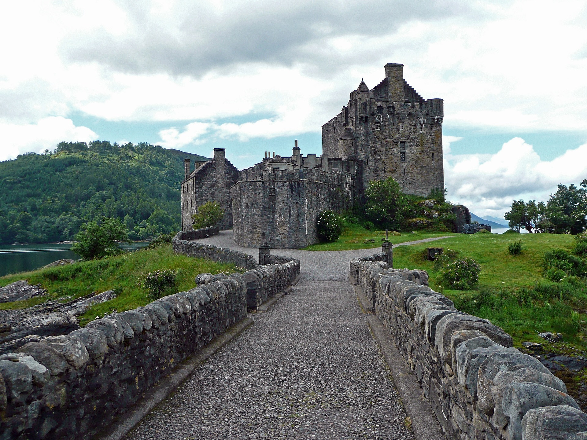 eilean-donan-castle-665549_1920.jpg