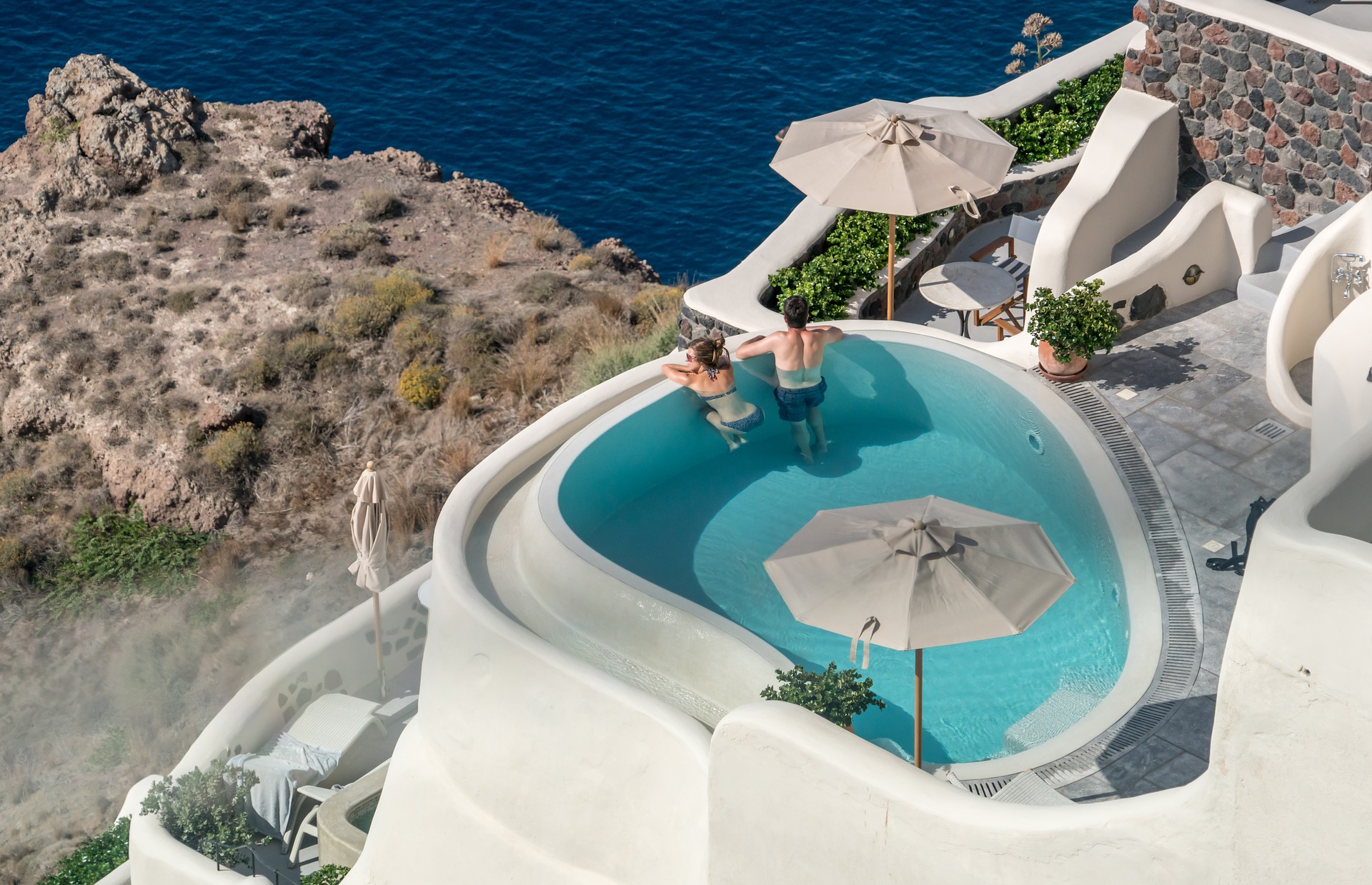 santorini-1663658_1920.jpg