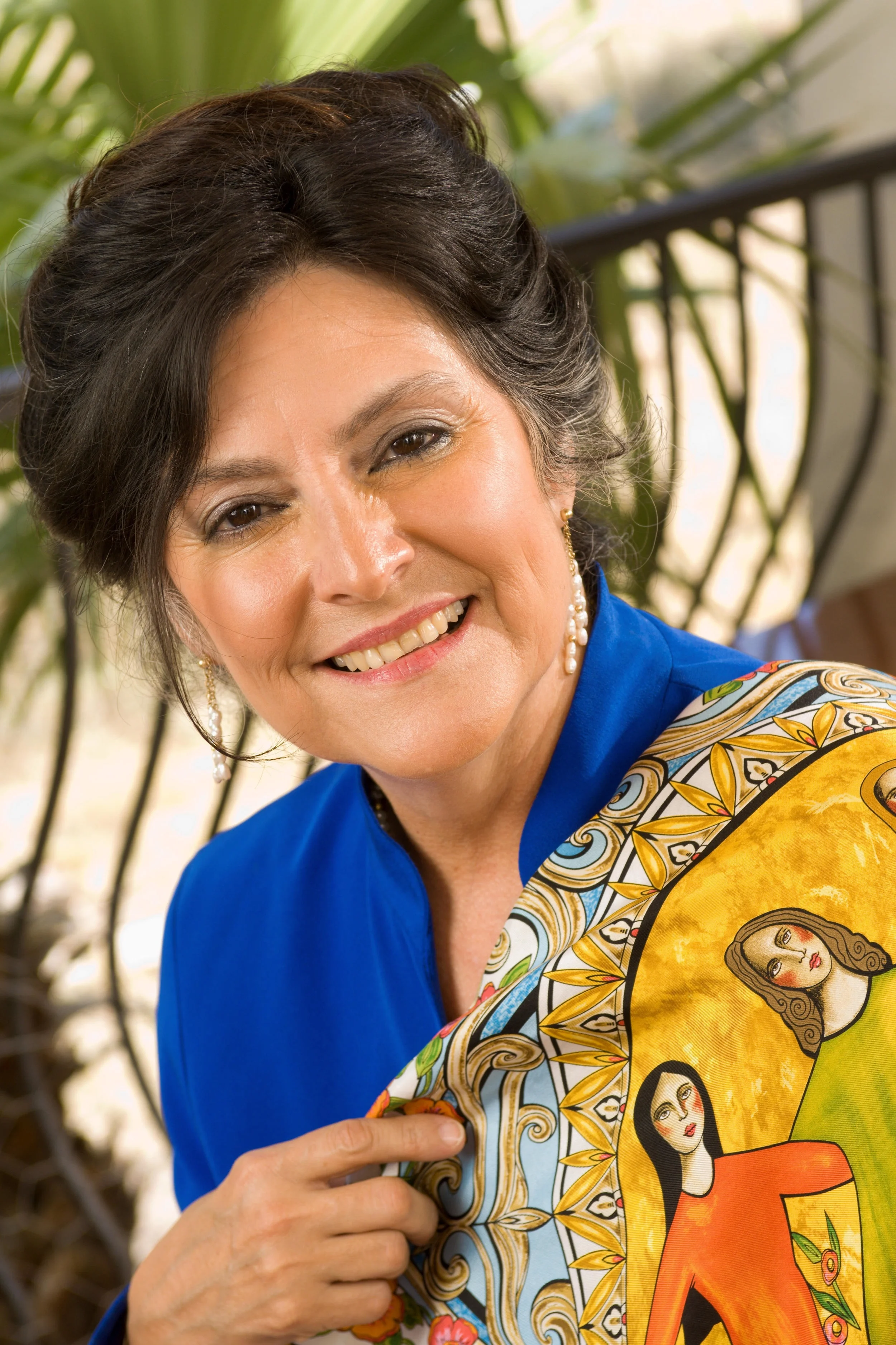 NORA DE HOYOS COMSTOCK Dr. Comstock is the national and international founder of Las Comadres Para Las Americas. She retired from the President/CEO position but maintains a position on the board. Nora is an entrepreneur, business leader, and pioneer in utilizing social media to build a community for Latinas. She currently leads a business development consultancy known as Comstock Connections and is an elected official serving as Austin Community College Trustee for a 6 year term.