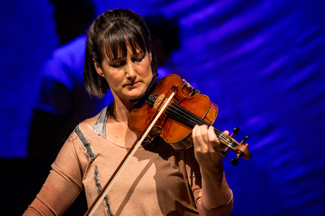 MBMU-show-violinist-02-web.jpg
