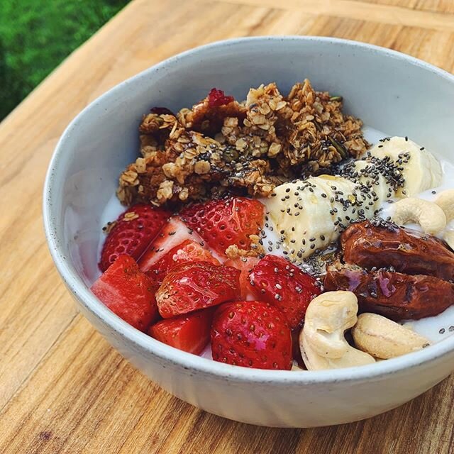 yogurt bowl of my dreams 🤩🤩 coconut yogurt, cashews, strawberries, dates, banana, @whittonfarms honey, granola, &amp; chia seeds 🍌 🥣 recipe for my homemade granola is linked in my biooo 🤤