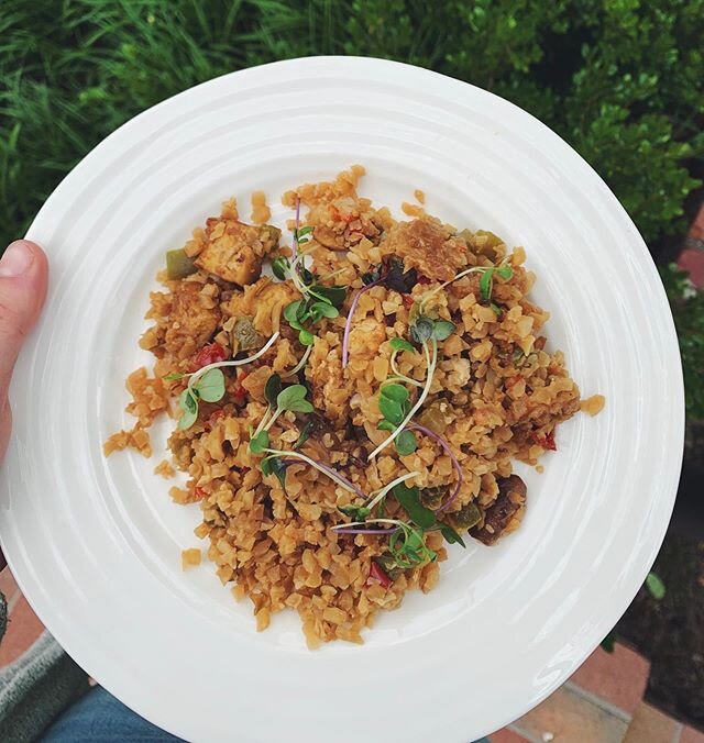 cauliflower rice &amp; peanut tofu stir fry!! my oh my 😮😮 one of my new fave dishes lately. swipe for the full recipe! (Or view it through the link in my bio 🌱)
