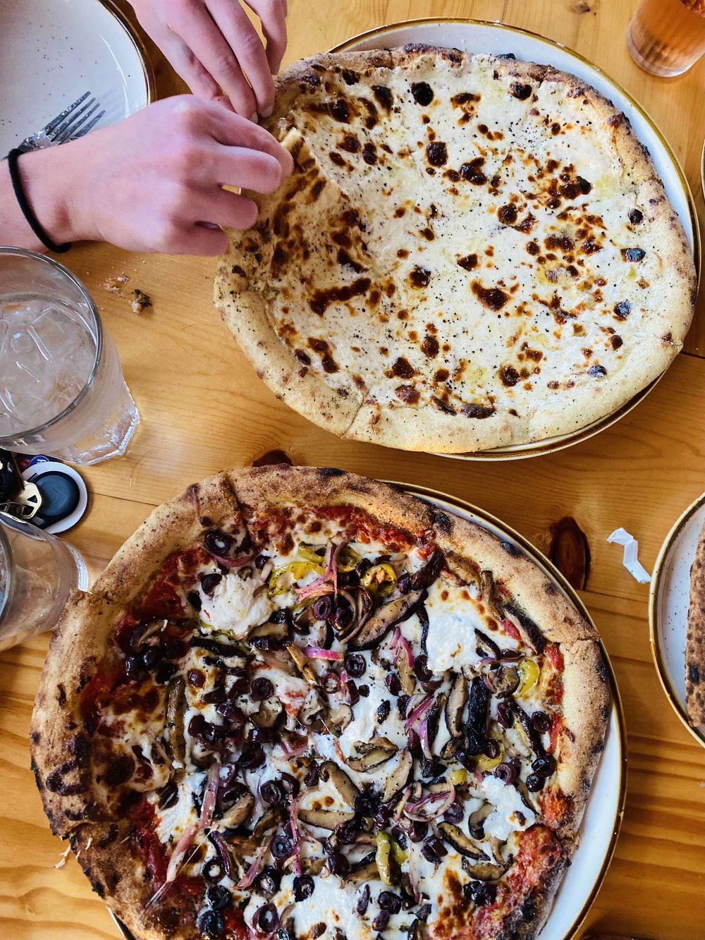 Tamboli's, Cacio e Pepe and Vegetariano Pizza