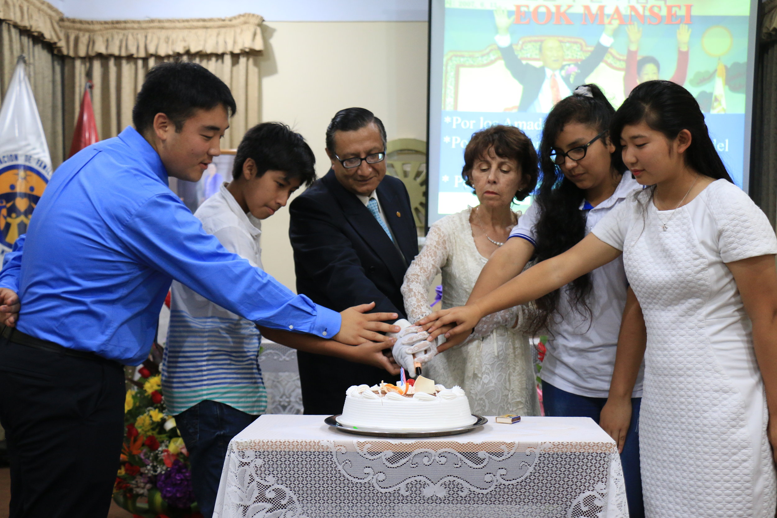 Cutting the Celebration Cake with the Leaders