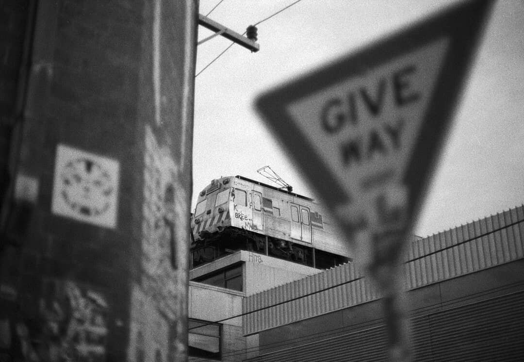 Easy street trains.

Nikon - 50mm - Bregger panchro 400

#nikon #nikonf #filmneverdie #street #35mmphotography #blackandwhite #breggerpancro400 #trainonaroof #collingwood #Melbourne #visitmelbourne #easysburgers