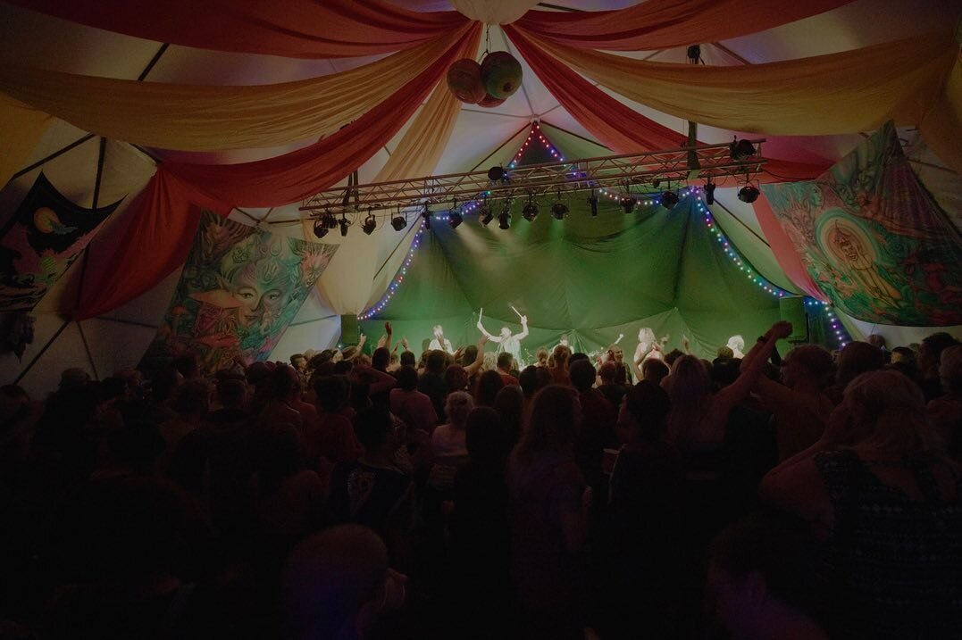 Had an epic time at @greengathering_ with the @arcadiaroots tribe! ✌🏻Finishing nicely with an awesome set from them lastnight to end my 4 day detox from my phone 📱 
Here&rsquo;s a few frame grabs from the full set I recorded 🎥 which included a tem