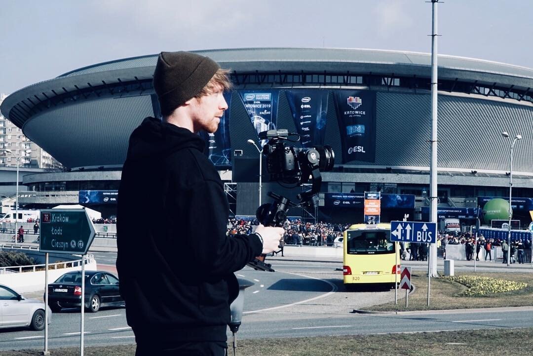 Semi finals day here at #iem Katowice 2019 🤘🏻
.
.
.
.
#videographer #esports #event #video #tiltamax #gh5s #lumixgh5 #cameragear #gimbal #eventvideography #spodek