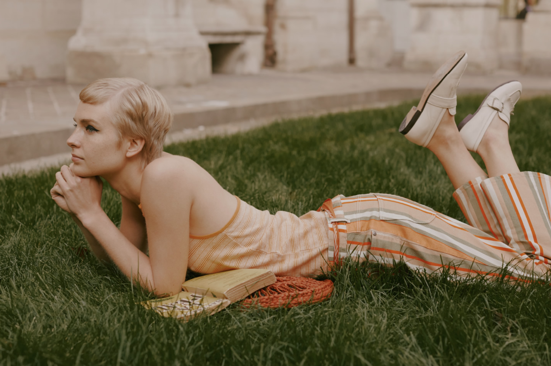 Soeur Parisian brand of clothing and accessories. Soeur was launched in 2008 by two sisters, Angélique and Domitille Brion. They design a simple, elegant and authentic parisian fashion line for girls and women. Inspired and refreshing, Soeur clothes are timeless.