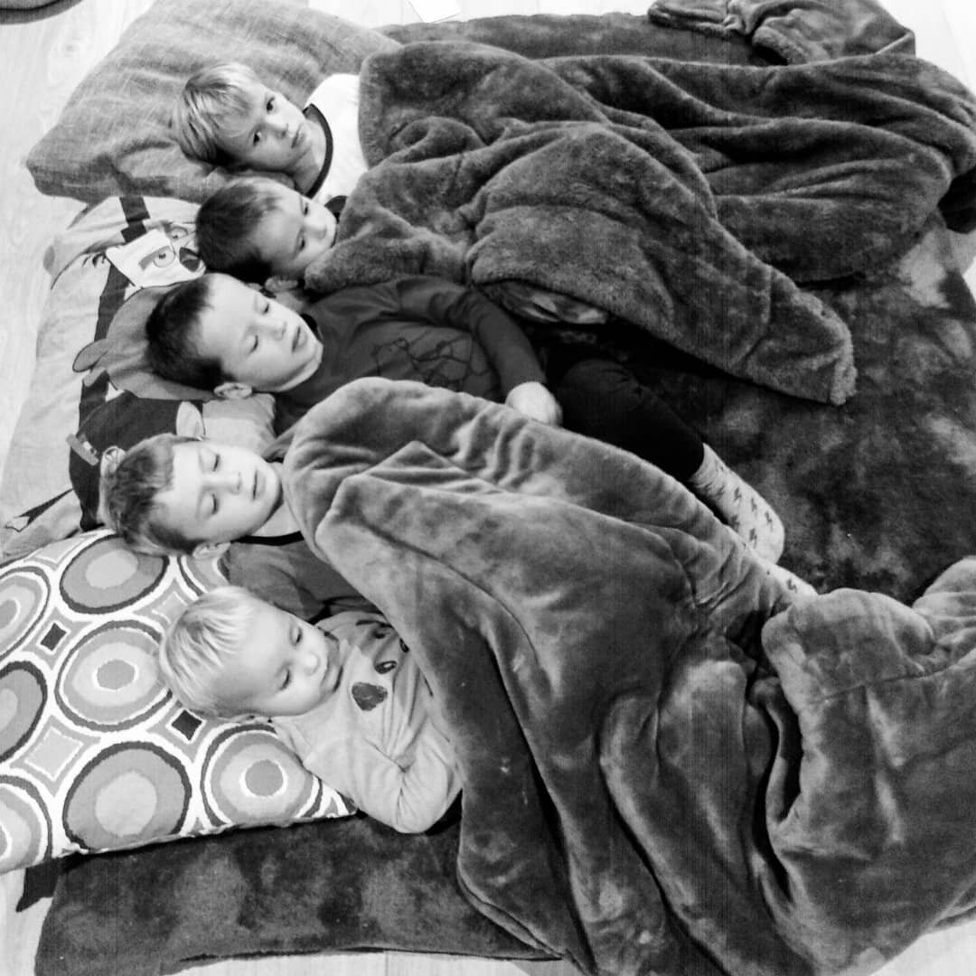 Een oude donsovertrek, een plaid van hetzelfde allooi, isomobolletjes, een film, vriendjes, broertjes, avondvermoeidheid en de spannende wetenschap dat ze straks mogen blijven slapen.
 *Iedere vriendschap heeft een ge&uuml;pcyclede poef nodig. &heart