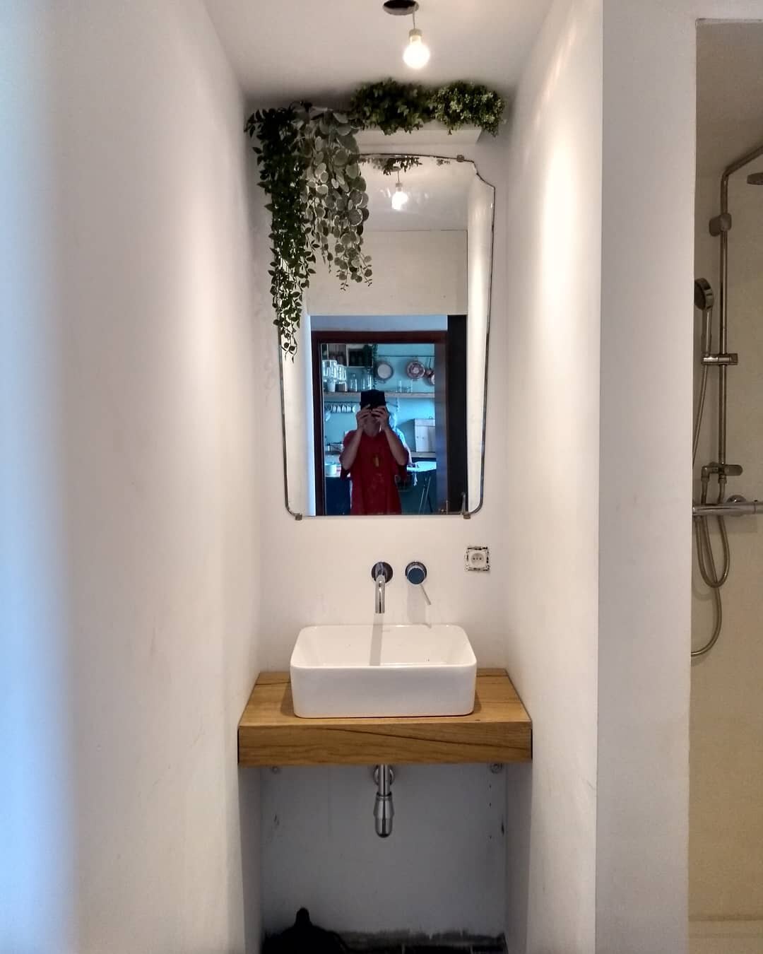 Meet TANTE LAVABO. 
Strengste lid van de familie Schoorsteenbalk, laat zich enkel door noeste doorzetters een gat door het bikkelharde hart boren en waakt na haar make over met strakke lijn over de properheid van handen en tanden der Staelens Boys.

