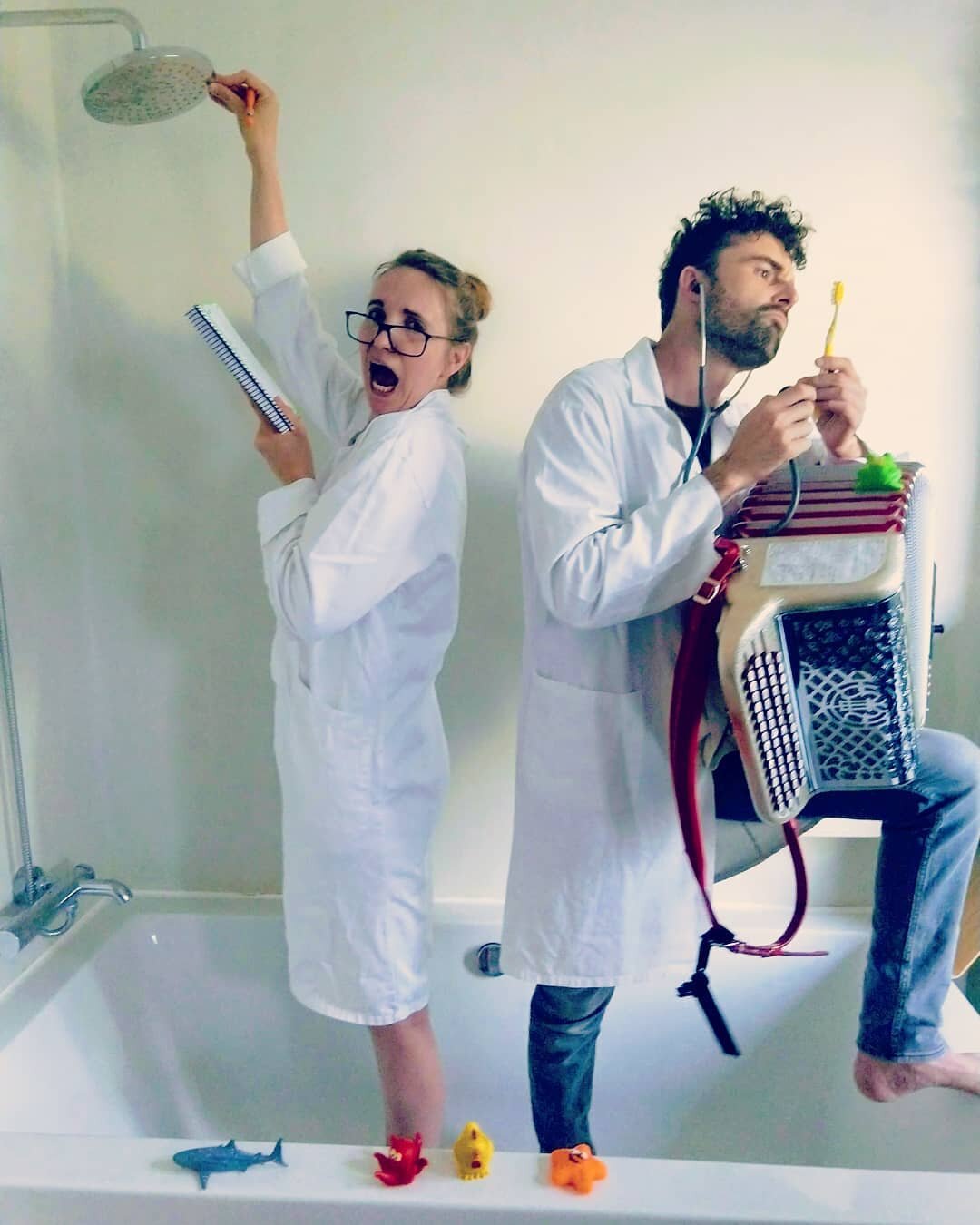 Lange tijd de douche onderzocht maar nu bijna terug van weggeweest, &quot; De Doktoors&quot;. 
30/13 - 11u - Spekkenfestival -Tinnenpottheater

#kindertheater #kinderliedjes #theater #muziektheater #interactieftheater #acteren