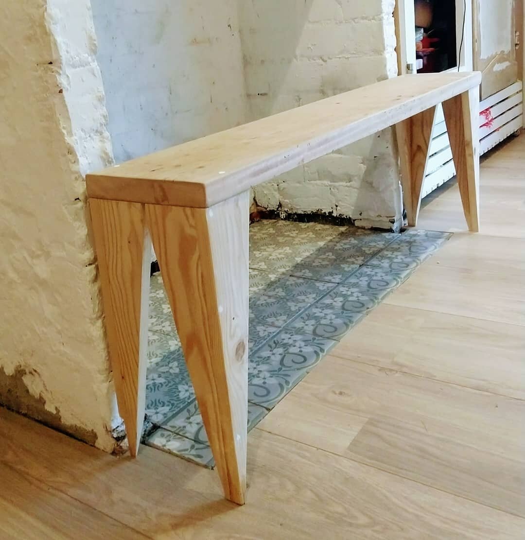 Palet + oude paardenstalplank= CHAUFFAGECAMOUFLAGEBANKJE voor de immer sympathieke Mieke en Mathieu.

#oudhout #oldwood #upcycle #upcyclingfurniture #upcycled #upcycler #recycled #recyclage #recycle #recycling