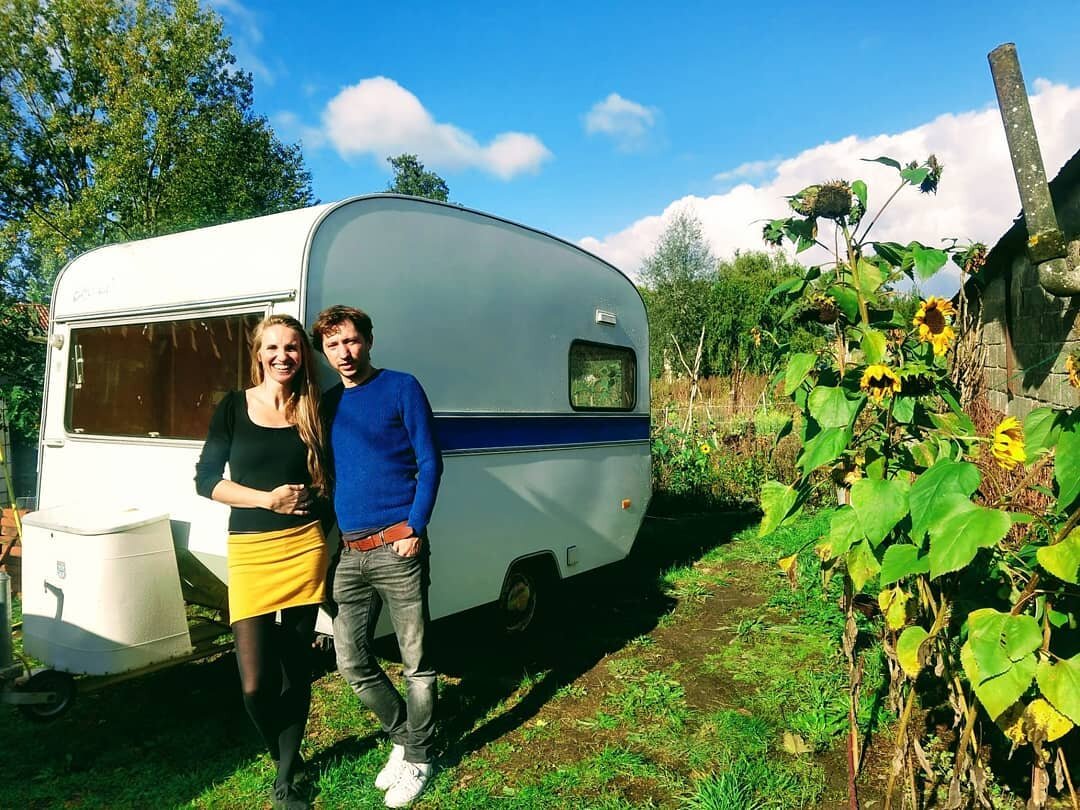 Wij zijn met vijf tegenwoordig: hier ons BERNADETJE. 
Speelcaravan, nieuwste upcycleprojectje, weekendjescompagnon, crashplek bij dronkelapperij, bierbarak op (familie)feestjes, foodtruck in spe en vrijheid aan een trekhaak. 💕

#upcycled #upcycling 
