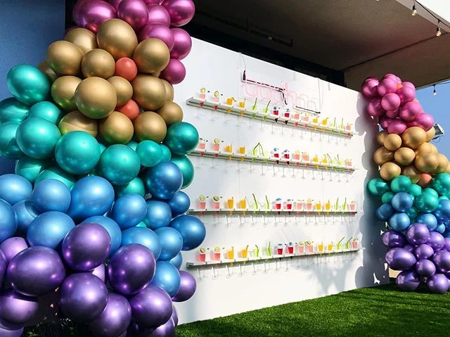Balloons and mimosas for @boohoo 🎈 🥂 #balloongarland #balloonarch #balloons