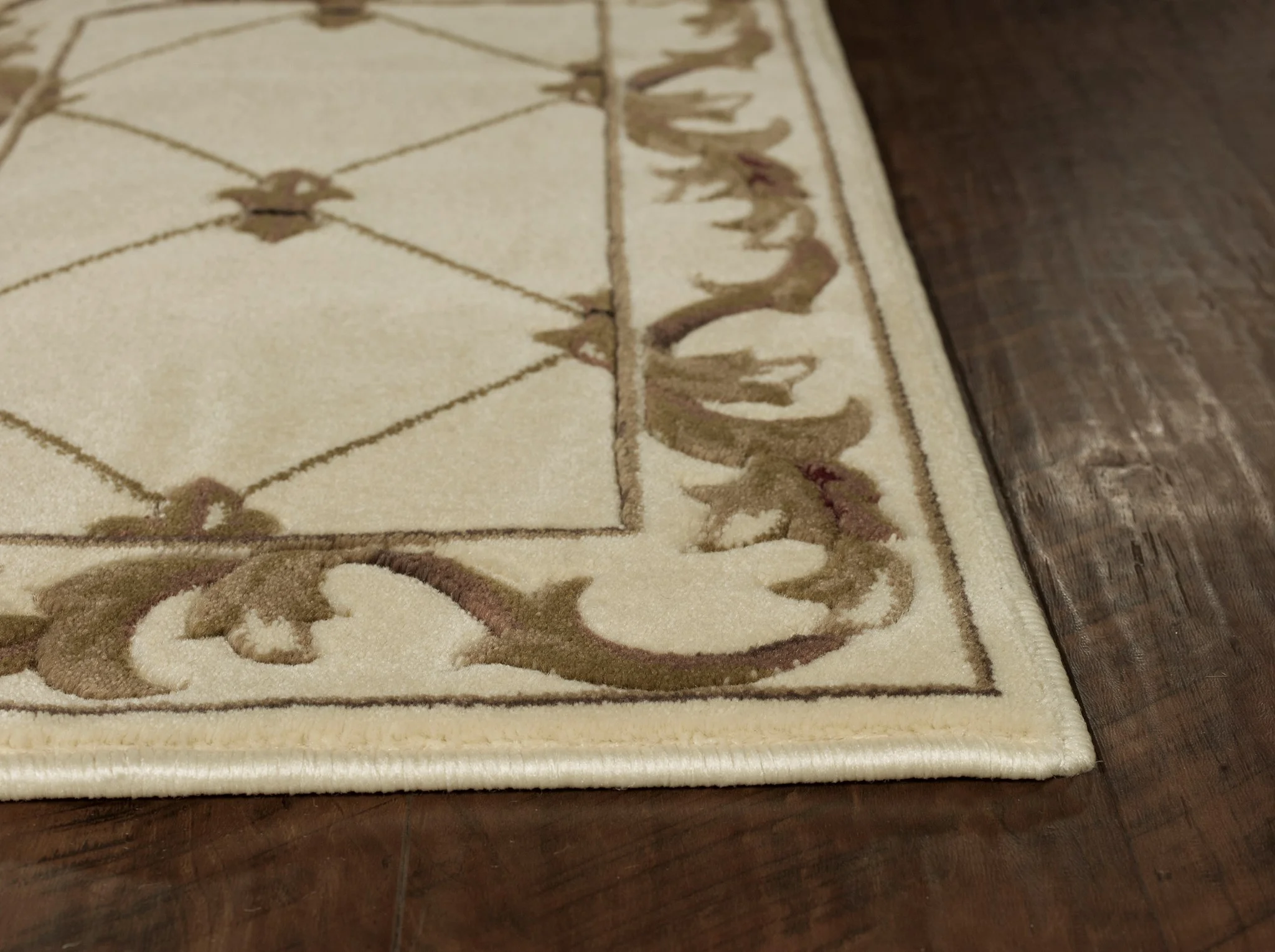 Ivory Fleur-De-Lis Corinthian 4.jpg