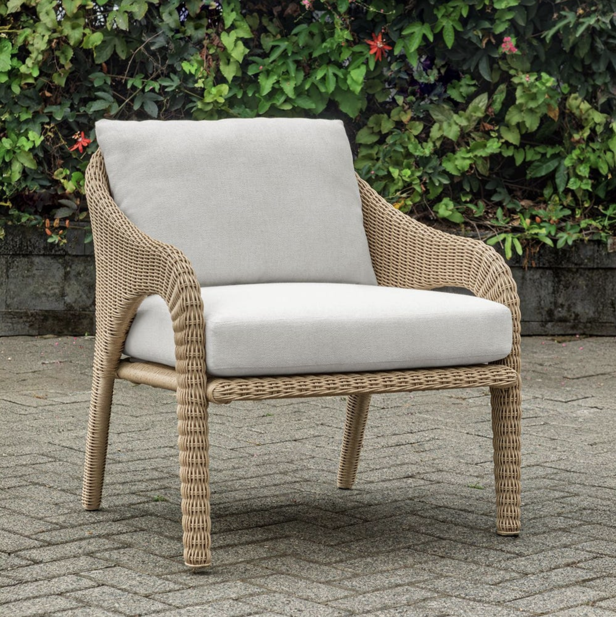 Kavali Outdoor Lounge Chair